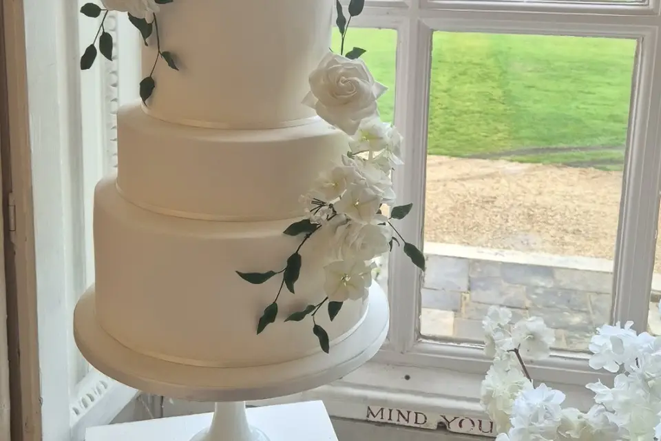 Louise Cannon Cakes — wedding catering — Cotswolds portfolio photo 1