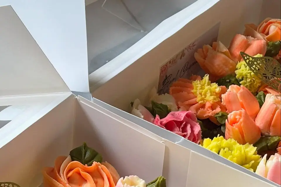 Floral Cupcakes by Nicola — wedding catering — New Forest portfolio photo 1