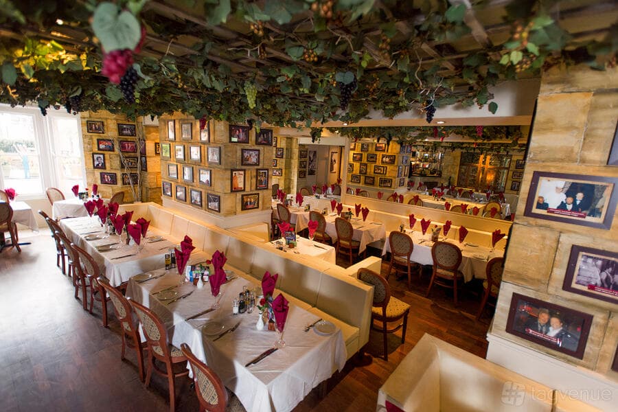 Restaurant at Giovanni's in Park Place
